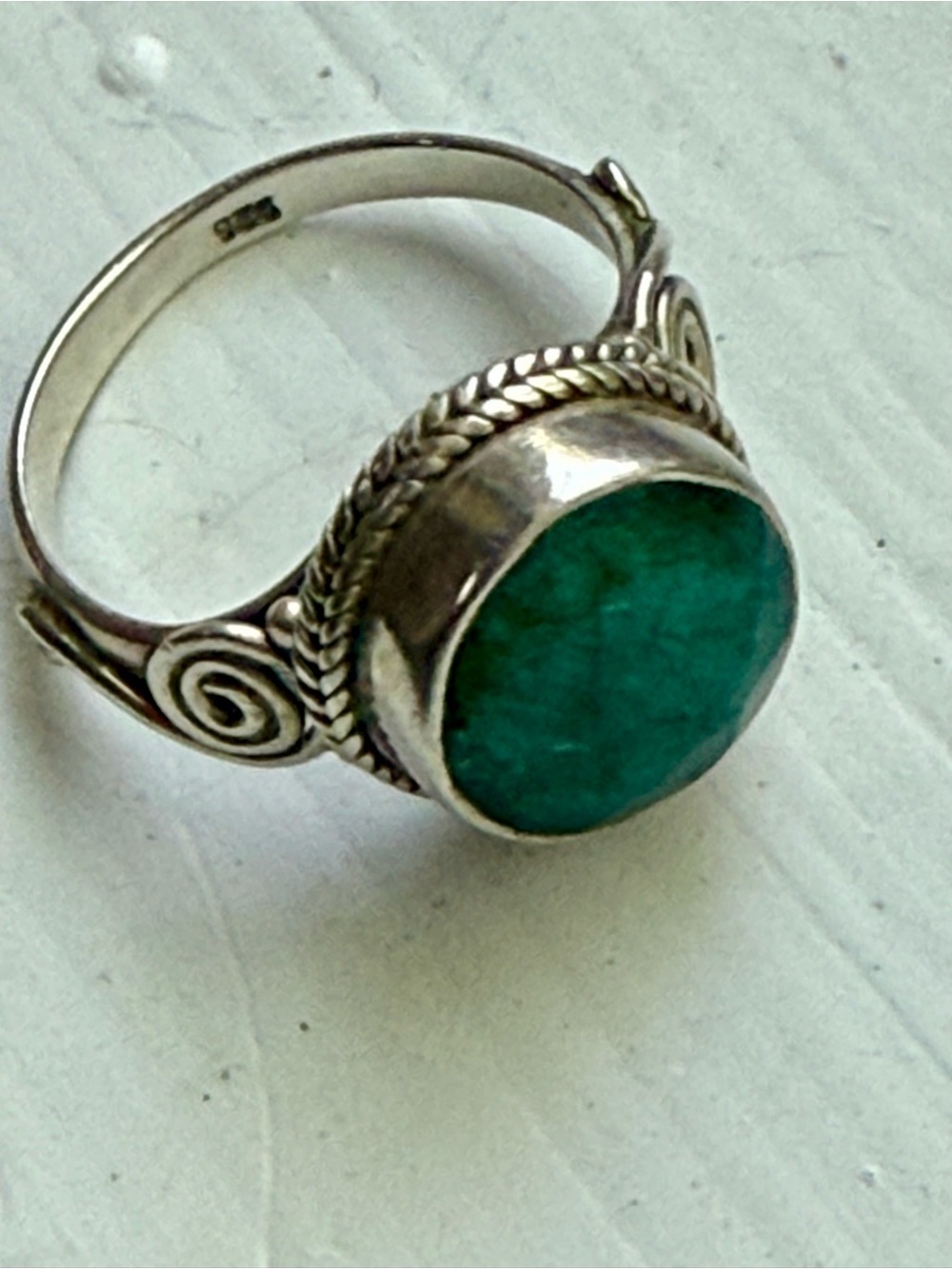 Sterling ring with green stone. - Picture 2 of 10